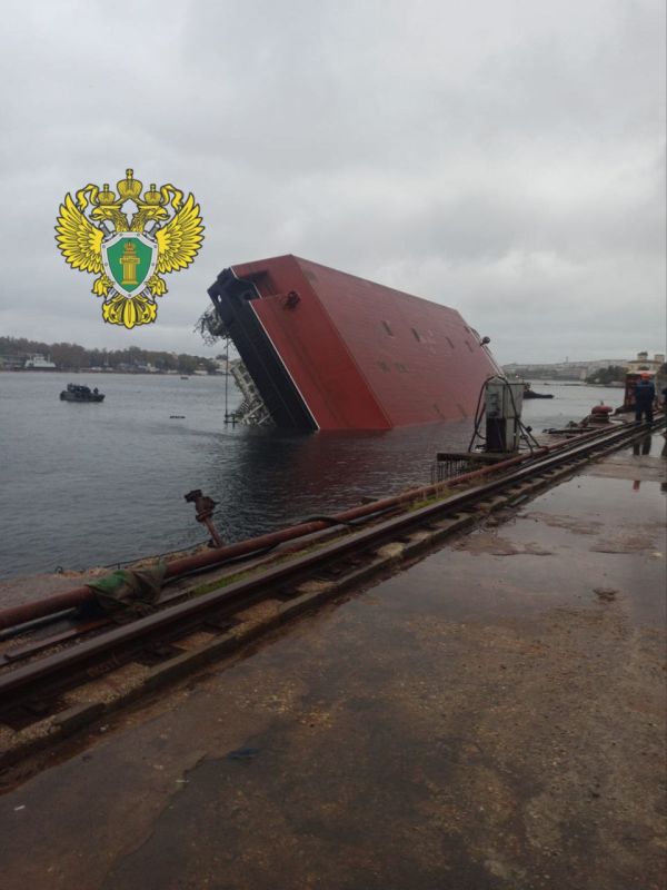 В Севастополе на территории Севморзавода произошло ЧП: плавучий кран опрокинулся у причала в Южной бухте