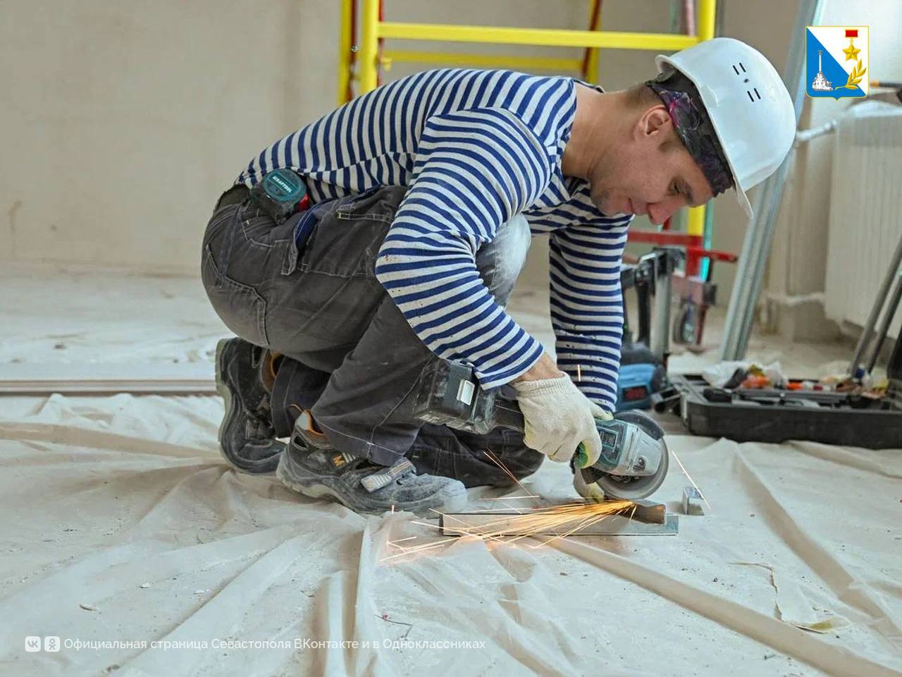 Ремонтируем школы. В рамках нацпроекта «Молодежь и дети» капремонт основного здания школы №43 имени дважды Героя Советского Союза В.Д. Лавриненкова уже выполнен на 90%, а школьный тир уже готов Ремонтируем школы. В рамках нацпроекта «Молодежь и дети» капремонт основного здания школы №43 имени дважды Героя Советского Союза В.Д. Лавриненкова уже выполнен на 90%, а школьный тир уже готов