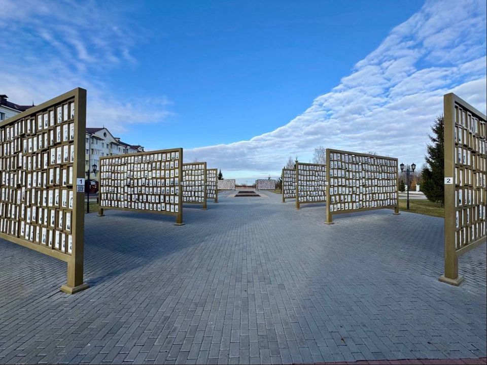 Владимир Немцев: Утро в Тобольске началось с торжественного возложения цветов к мемориальному комплексу «Тоболяков Бессмертный полк» Владимир Немцев: Утро в Тобольске началось с торжественного возложения цветов к мемориальному комплексу «Тоболяков Бессмертный полк»