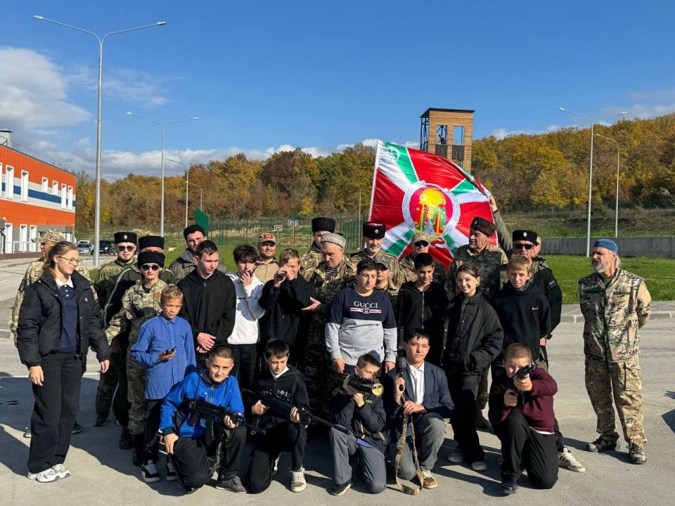 Севастопольских школьников знакомят с профессией спасателя Севастопольских школьников знакомят с профессией спасателя