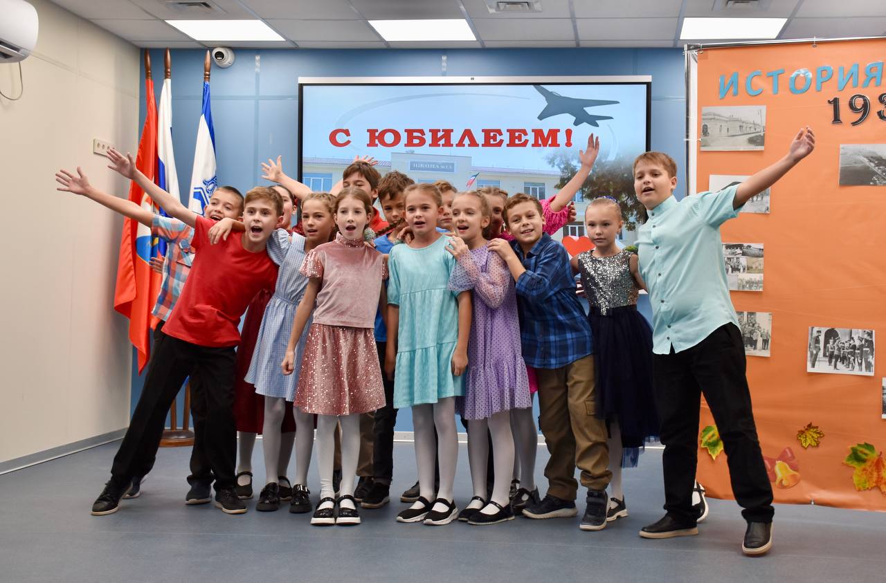 Школьные годы чудесные. Севастопольская школа №13 имени трижды Героя Советского Союза Александра Ивановича Покрышкина отметила 90-летие Школьные годы чудесные. Севастопольская школа №13 имени трижды Героя Советского Союза Александра Ивановича Покрышкина отметила 90-летие