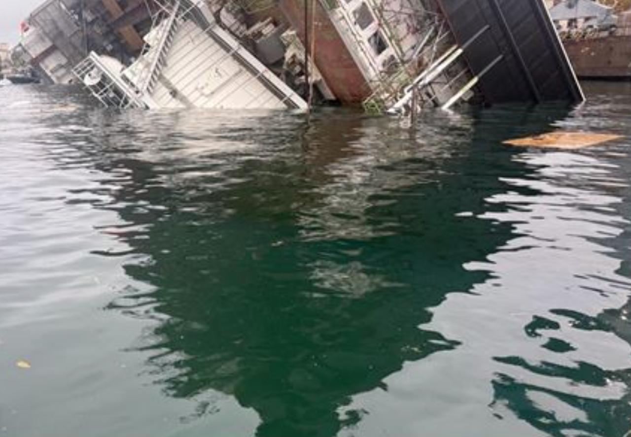 Пятна нефтепродуктов обнаружены в Южной бухте Севастополя после затопления плавкрана