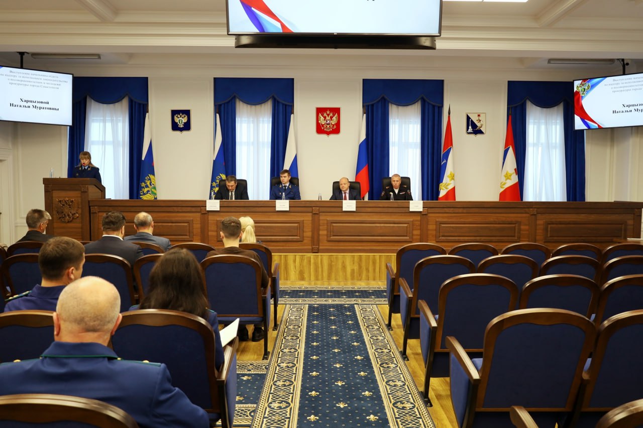 В прокуратуре города Севастополя под председательством первого заместителя прокурора города Дмитрия Теллина состоялось межведомственное совещание по вопросам профилактики безнадзорности и правонарушений несовершеннолетних...