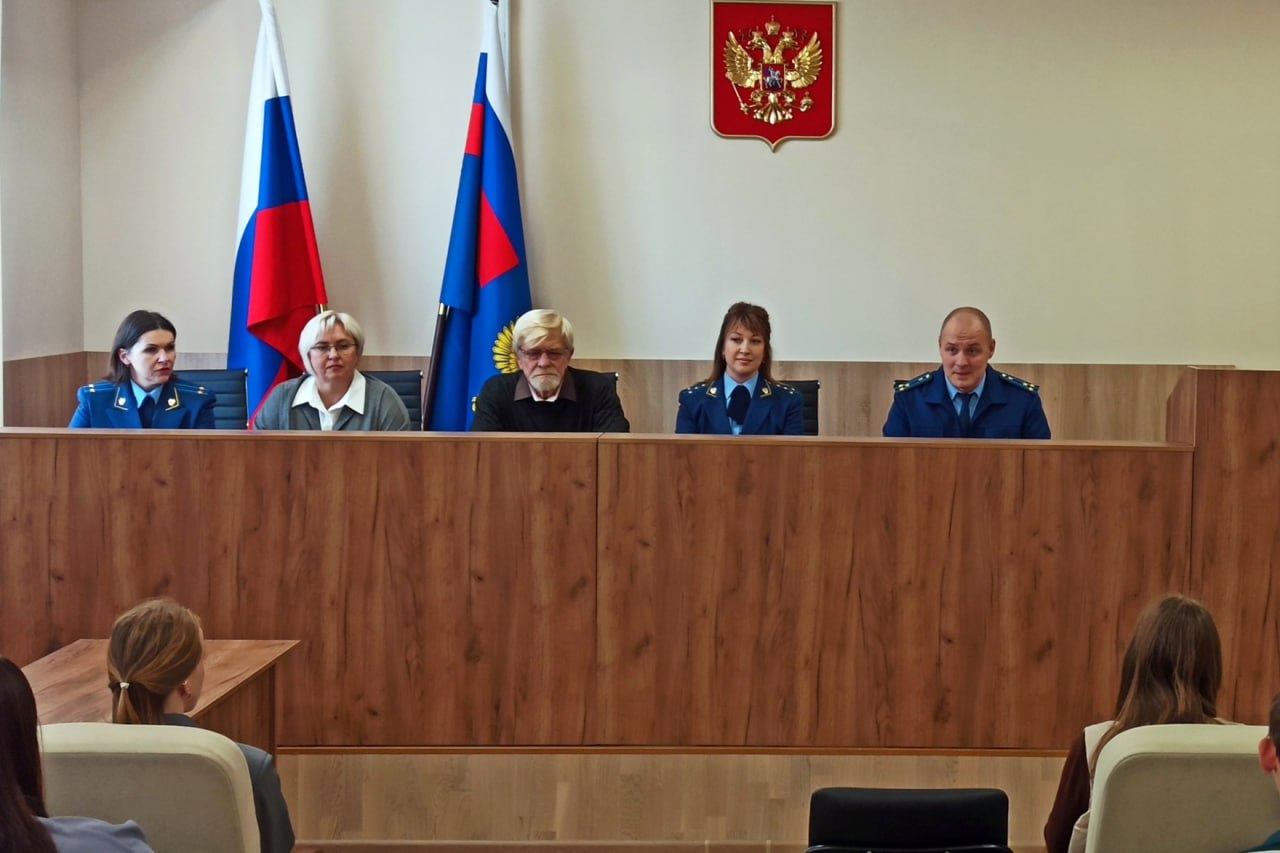 Прокуратура провела патриотическо-просветительское мероприятие в преддверии годовщины начала второй героической обороны города Севастополя 1941-1942 гг Прокуратура провела патриотическо-просветительское мероприятие в преддверии годовщины начала второй героической обороны города Севастополя 1941-1942 гг