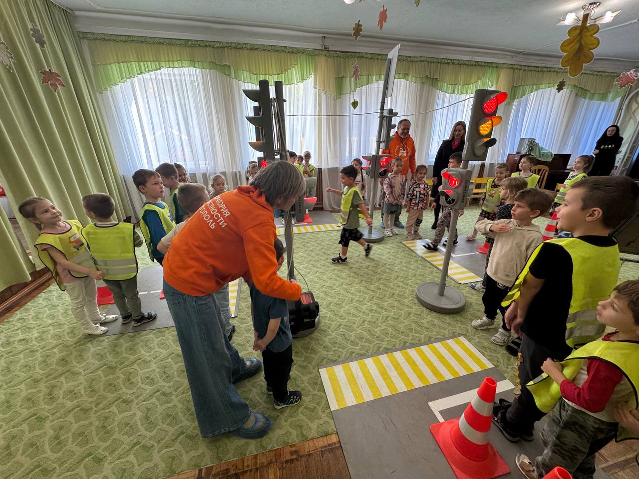 Сотрудники Госавтоинспекции совместно с Центром по профилактике детского дорожно-транспортного травматизма организовали занятие по БДД для воспитанников детского сада Сотрудники Госавтоинспекции совместно с Центром по профилактике детского дорожно-транспортного травматизма организовали занятие по БДД для воспитанников детского сада