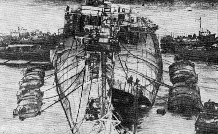 70 лет назад в Севастопольской бухте взорвался и затонул флагман Черноморского флота линкор "Новороссийск" 70 лет назад в Севастопольской бухте взорвался и затонул флагман Черноморского флота линкор "Новороссийск"