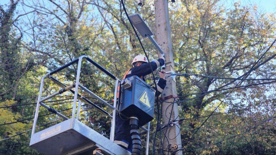 Горсвет монтирует новое освещение в Нахимовском районе Севастополя Горсвет монтирует новое освещение в Нахимовском районе Севастополя