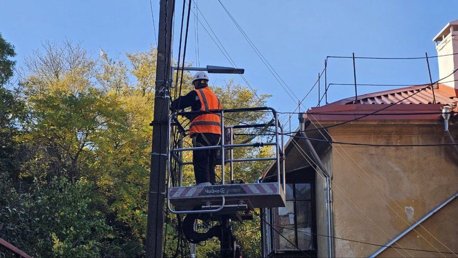 Горсвет монтирует новое освещение в Нахимовском районе Севастополя Горсвет монтирует новое освещение в Нахимовском районе Севастополя