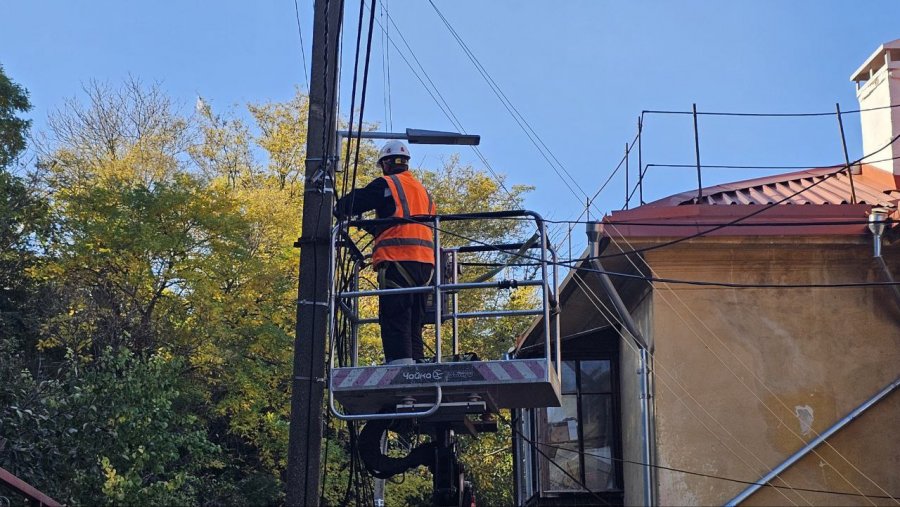 Горсвет монтирует новое освещение в Нахимовском районе Севастополя Горсвет монтирует новое освещение в Нахимовском районе Севастополя