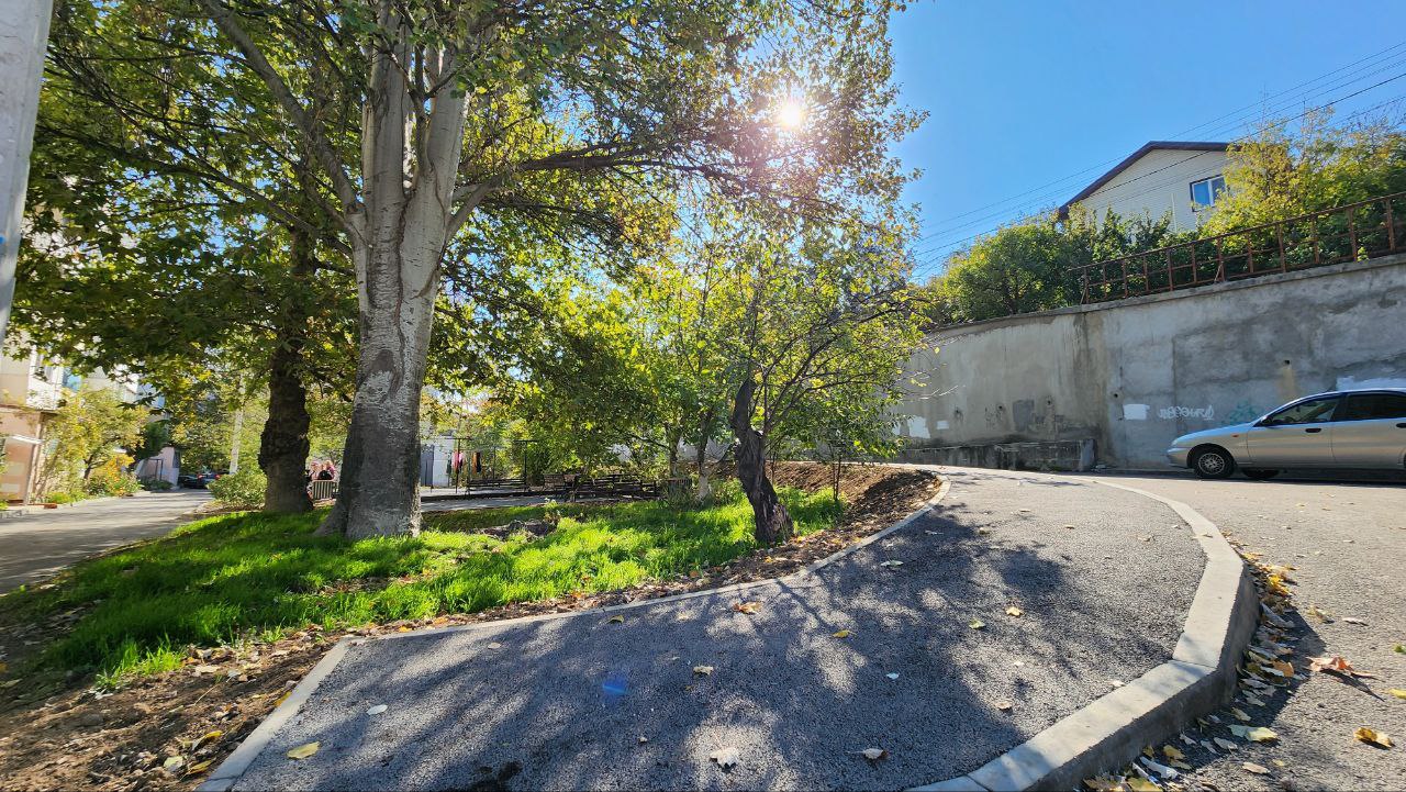 Завершается благоустройство двора на улице Новикова во дворе домов 21 и 23