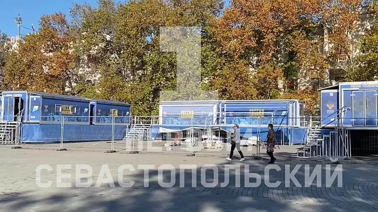 На площади Нахимова идёт монтаж автопоезда «Россия — Моя история»