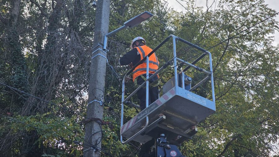 Горсвет монтирует новое освещение в Нахимовском районе Севастополя Горсвет монтирует новое освещение в Нахимовском районе Севастополя