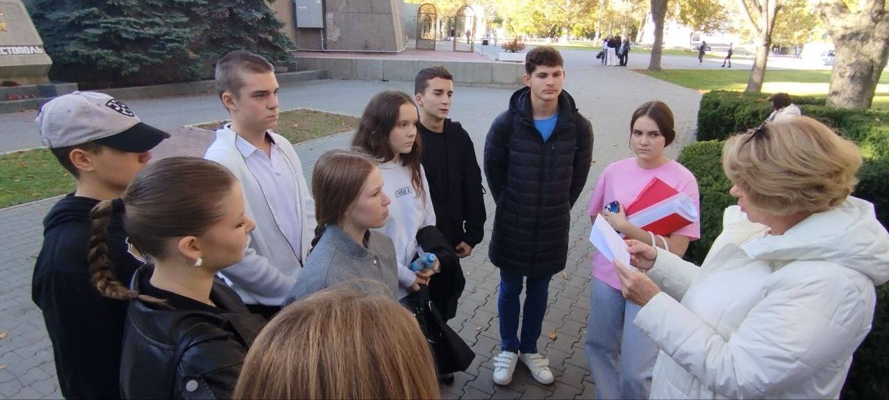 Сегодня в центре Севастополя прошла историко-патриотическая игра, посвященная 84-й годовщине начала героической обороны Севастополя 1941–1942 годов, под названием «250 лет Мужества» Сегодня в центре Севастополя прошла историко-патриотическая игра, посвященная 84-й годовщине начала героической обороны Севастополя 1941–1942 годов, под названием «250 лет Мужества»