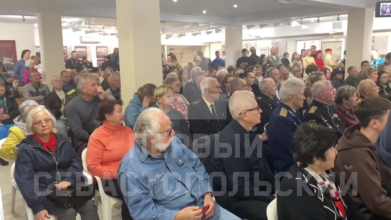 На 35-й береговой батарее открыли выставку «Подвиг, отлитый в строки»