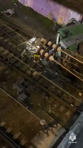 Грузовик сорвался с моста на ж/д пути в Симферополе