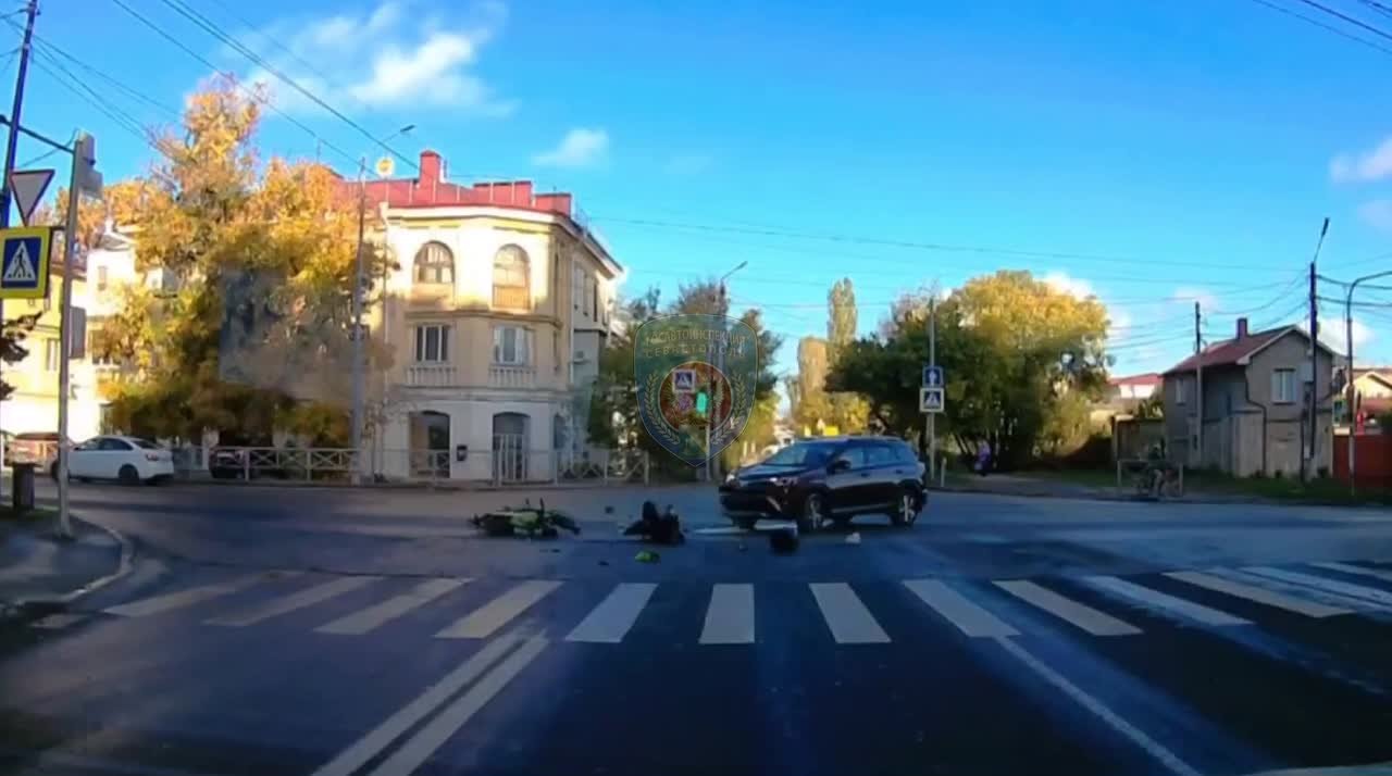 Легковушка сбила подростка на мопеде в Севастополе