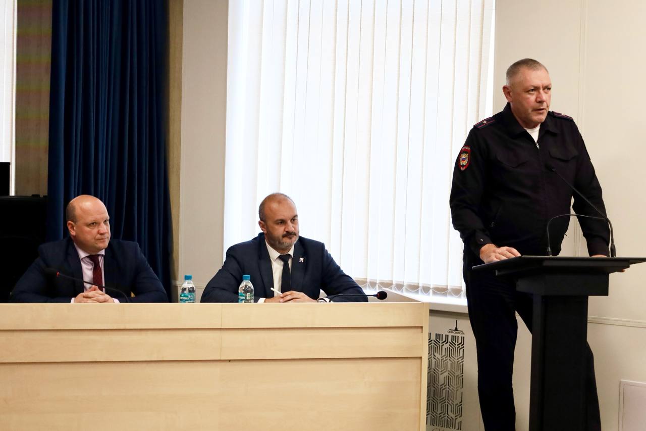 В преддверии II четверти вместе с заместителем Губернатора Севастополя Игорем Анатольевичем Михеевым провели совещание с директорами школ, обсудили ряд организационных вопросов В преддверии II четверти вместе с заместителем Губернатора Севастополя Игорем Анатольевичем Михеевым провели совещание с директорами школ, обсудили ряд организационных вопросов