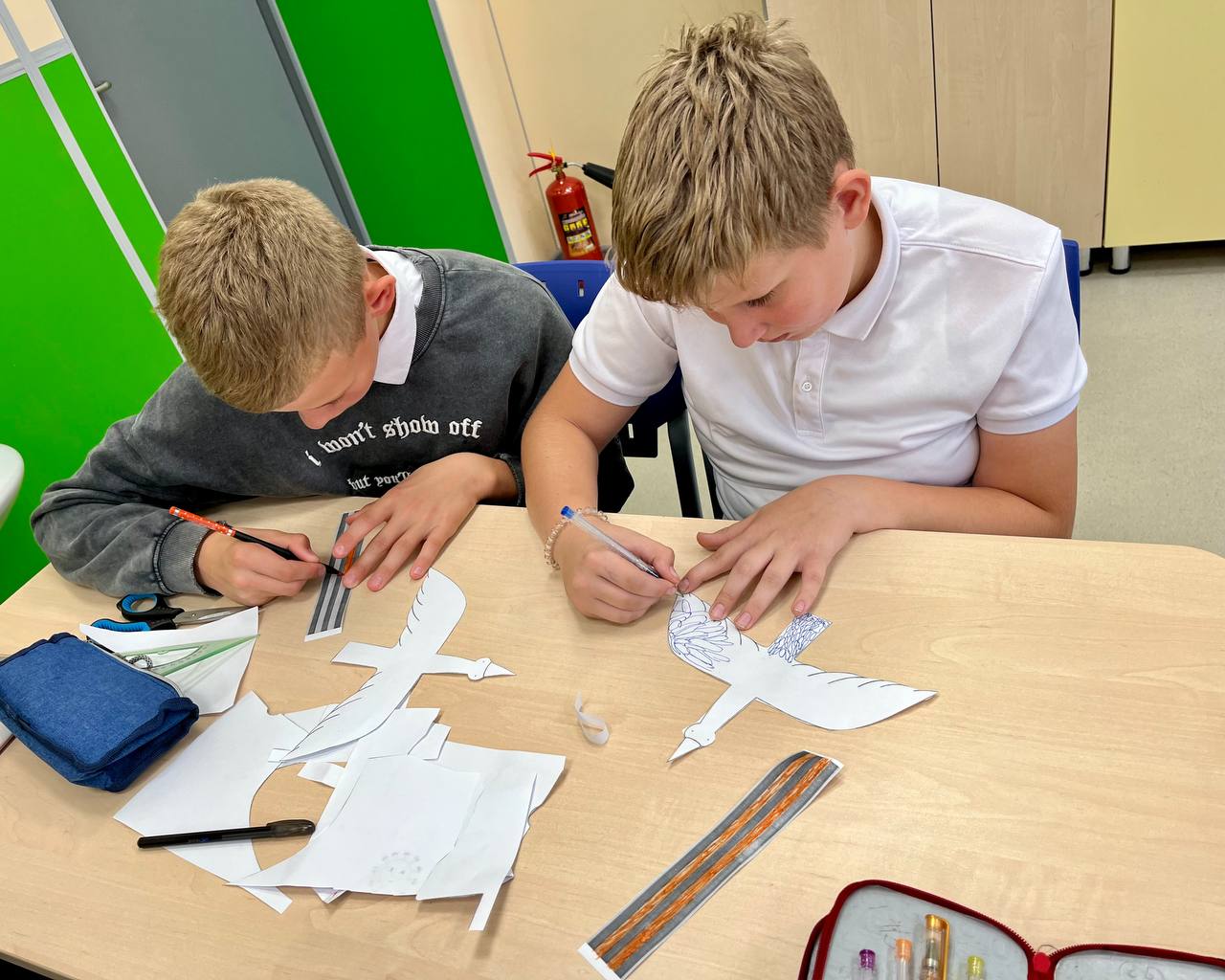 Белые журавли памяти. В школе №36 им. участника СВО Куликова А.А. прошла Всероссийская акция «Дни белых журавлей» — символ единства, духовности и памяти о героях, отдавших жизнь за Родину Белые журавли памяти. В школе №36 им. участника СВО Куликова А.А. прошла Всероссийская акция «Дни белых журавлей» — символ единства, духовности и памяти о героях, отдавших жизнь за Родину