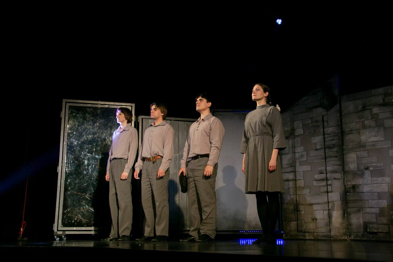 200 первокурсников Севастопольского колледжа информационных технологий и промышленности посетили спектакль «Вкус медной проволоки» на сценической площадке «Океан» в Севастопольском театре юного зрителя 200 первокурсников Севастопольского колледжа информационных технологий и промышленности посетили спектакль «Вкус медной проволоки» на сценической площадке «Океан» в Севастопольском театре юного зрителя