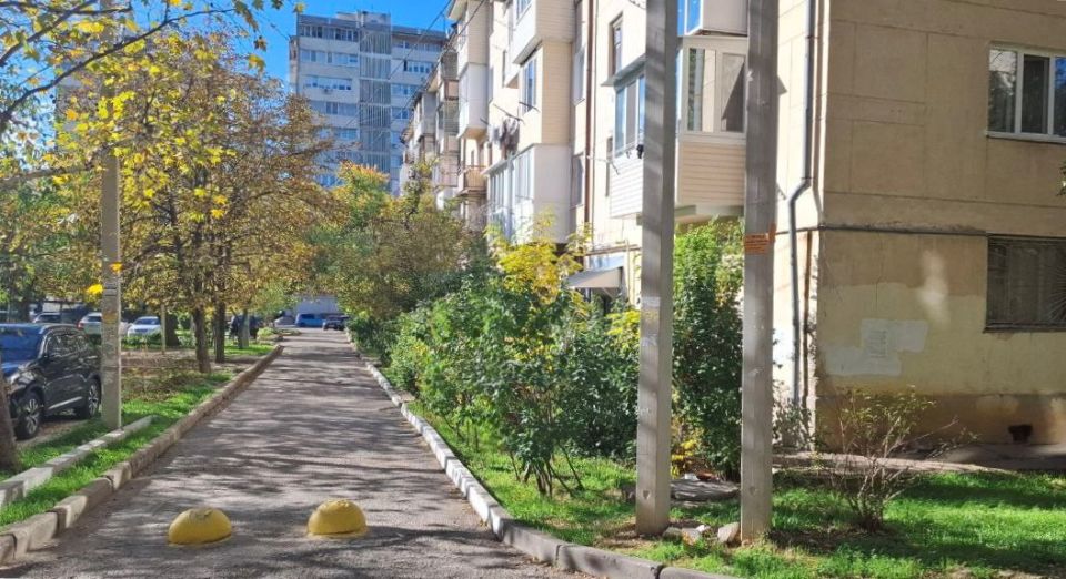 Прокуратура Ленинского района г. Севастополя требует освободить проезд по дороге между дворами на пр. Генерала Острякова