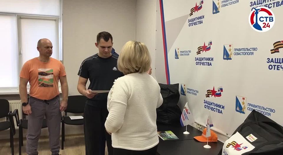 Филиал фонда «Защитники Отечества» вручили первые в Севастополе комплекты адаптивной одежды для участников спецоперации Комплекты отечественного производства создали по индивидуальным размерам бойцов. Одежду оборудовали...