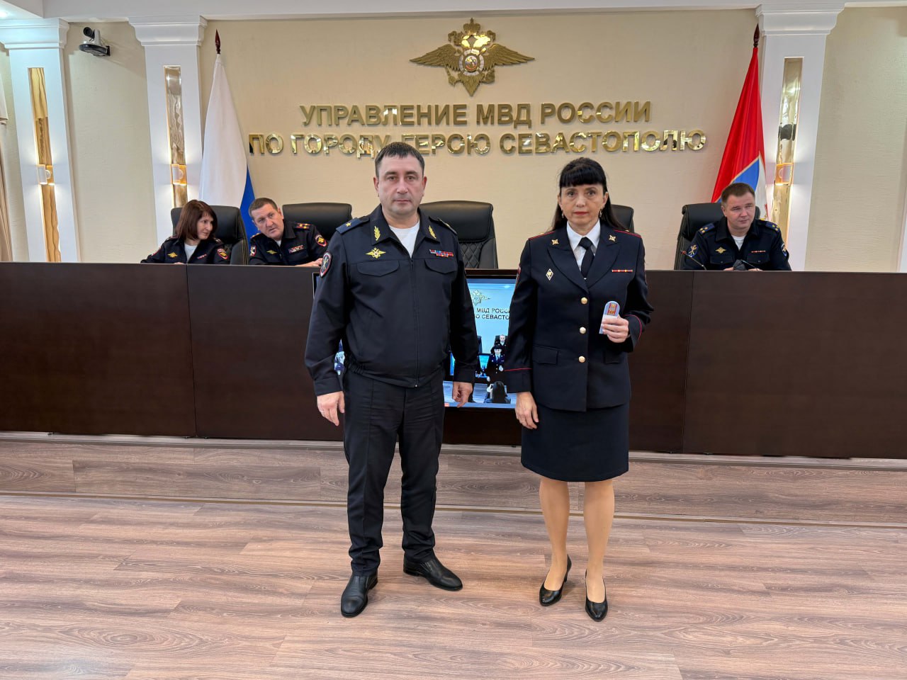 Начальник УМВД России по г.Севастополю генерал-майор полиции Сергей Сигунов вручил новые погоны сотрудникам ОВД, получившим первые и очередные специальные звания