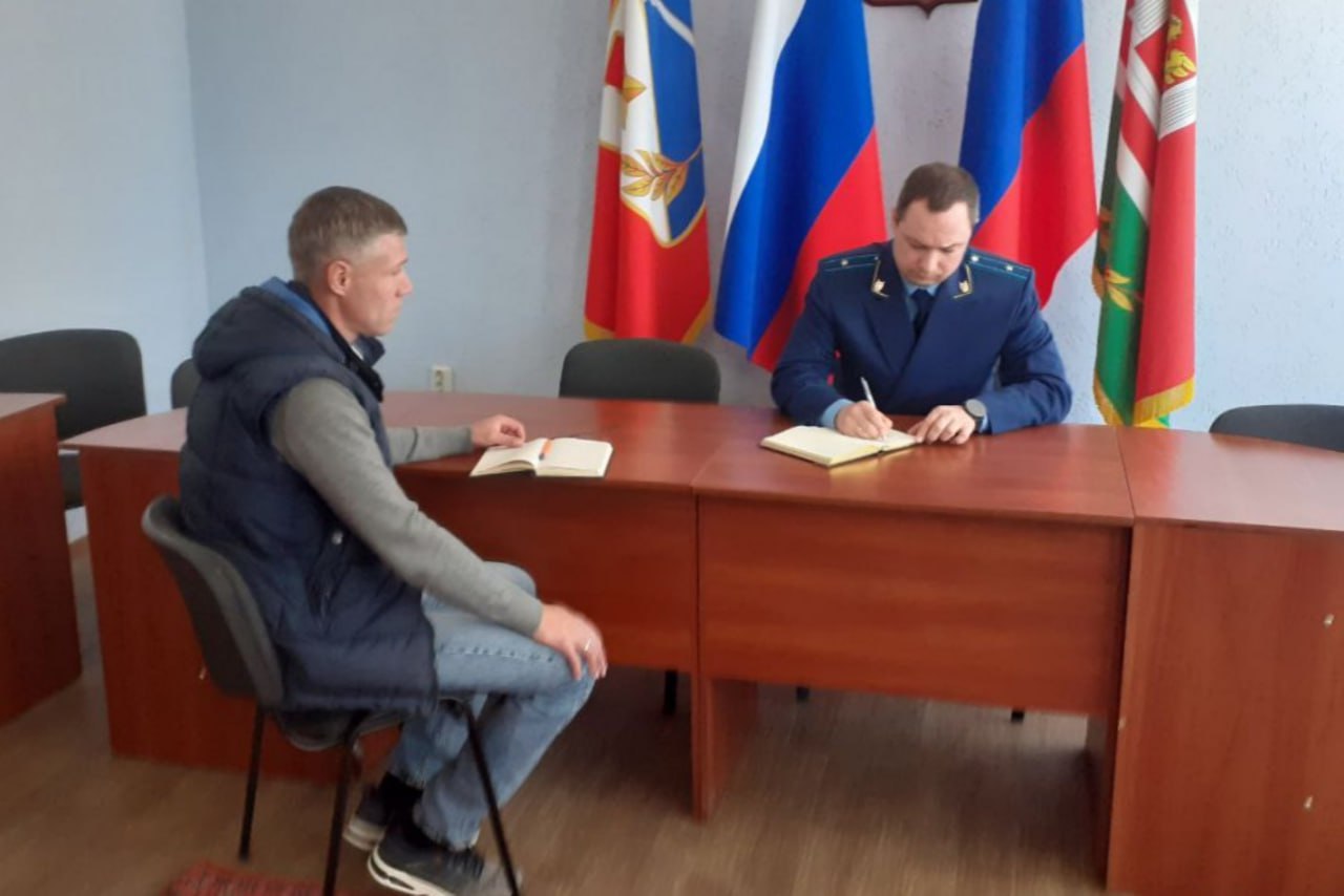 Заместитель Севастопольского межрайонного природоохранного прокурора Олег Богдан и глава Орлиновского муниципального округа Александр Богуш провели совместный личный прием жителей Севастополя