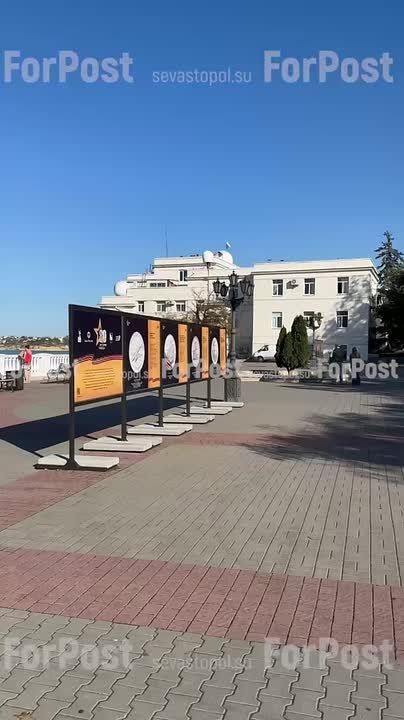 На Приморском бульваре открылась выставка «Истории Победы» от Центробанка РФ