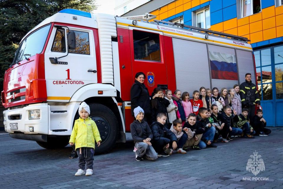 Школьники Севастополя посетили пожарно-спасательную часть