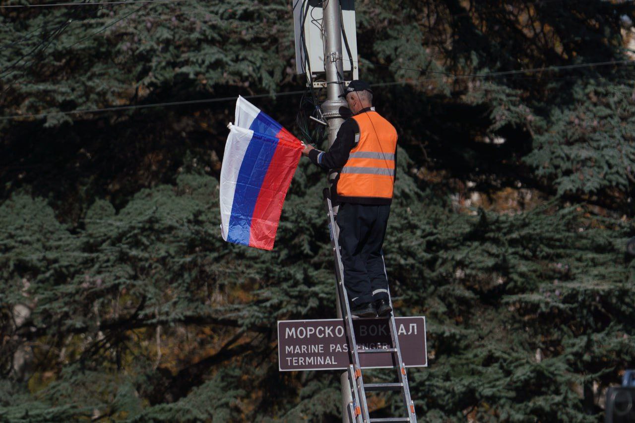 Ко Дню народного единства улицы города украсят символикой России и Севастополя Ко Дню народного единства улицы города украсят символикой России и Севастополя