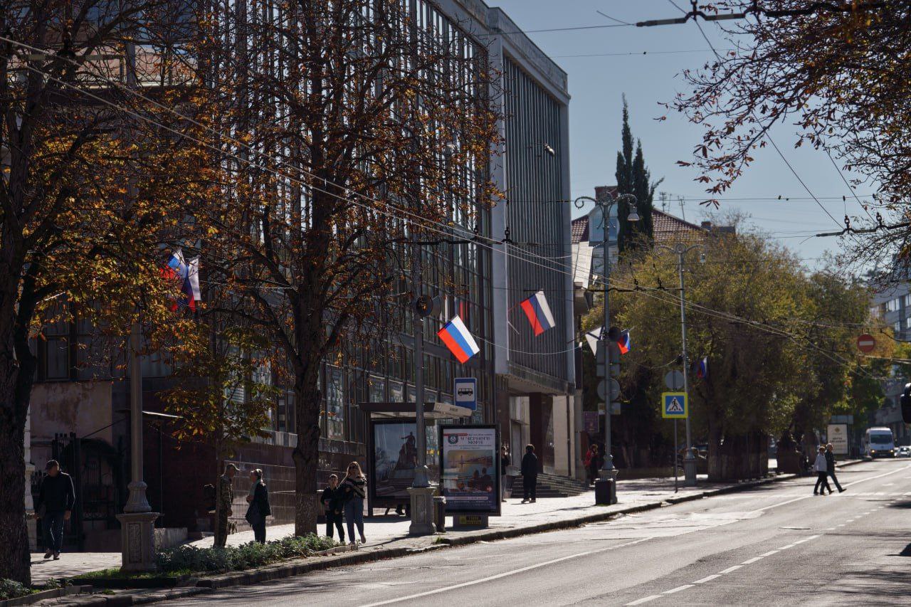 Ко Дню народного единства улицы города украсят символикой России и Севастополя Ко Дню народного единства улицы города украсят символикой России и Севастополя