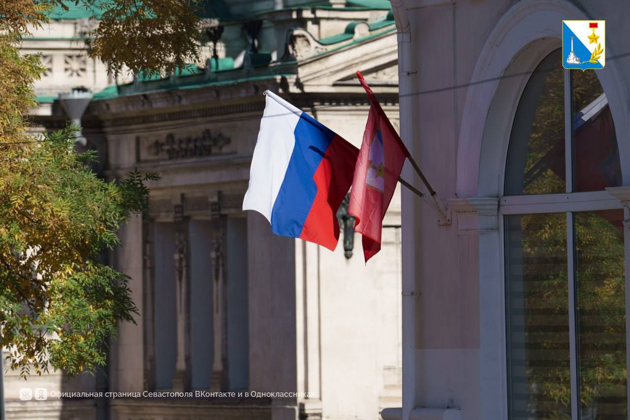 Севастополь украшают триколорами ко Дню народного единства Севастополь украшают триколорами ко Дню народного единства