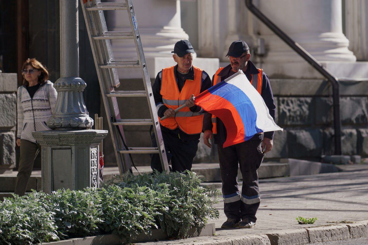 Ко Дню народного единства улицы города украсят символикой России и Севастополя Ко Дню народного единства улицы города украсят символикой России и Севастополя