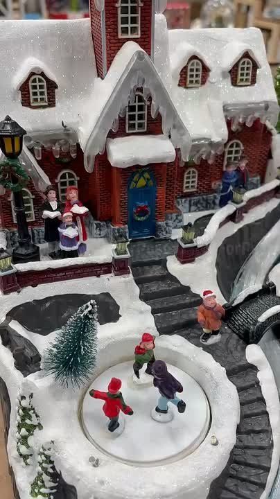 Магазины уже открывают новогодние экспозиции