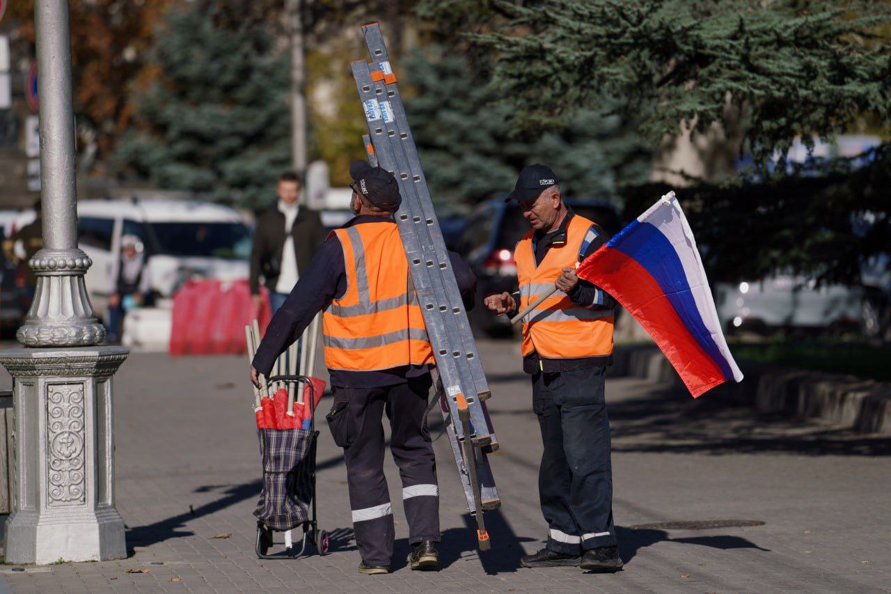 Ко Дню народного единства улицы города украсят символикой России и Севастополя Ко Дню народного единства улицы города украсят символикой России и Севастополя