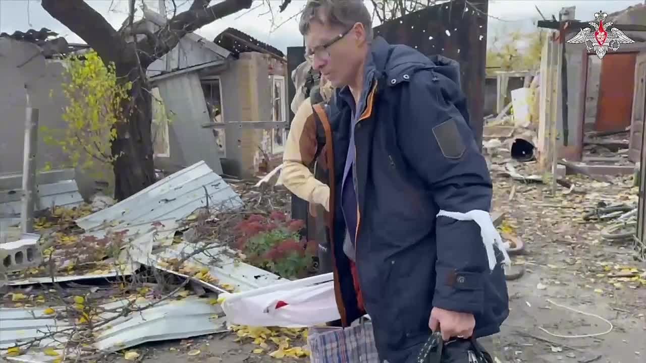 Бойцы группировки войск «Центр» эвакуируют мирных жителей Красноармейска ДНР из зоны боевых действий – Минобороны