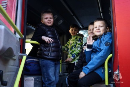 Пожарные МЧС России провели экскурсию для второклассников