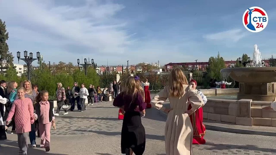 Воспитанники детской школы искусств провели для жителей хоровод народов Севастополя В национальных костюмах девушки исполняли русские, татарские, еврейские и греческие танцы в кругах, символизирующих единство и многообразие...