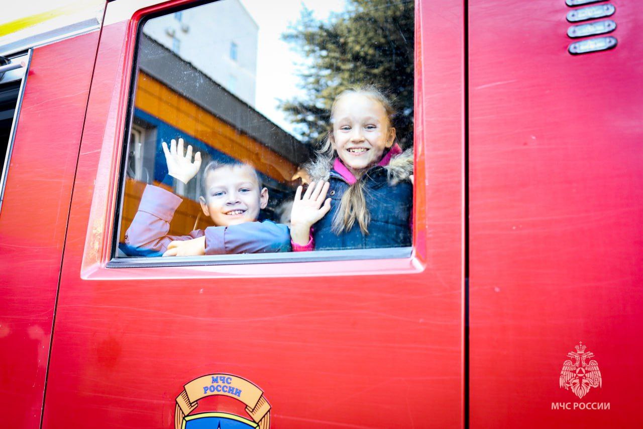Пожарные МЧС России провели экскурсию для второклассников Пожарные МЧС России провели экскурсию для второклассников
