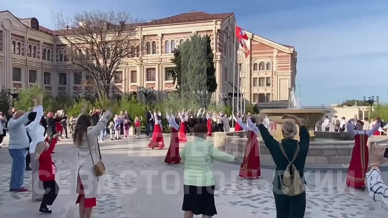 «Севастополь — земля дружбы и мудрости»: в Городе-Герое прошёл флешмоб хороводов народов Крыма