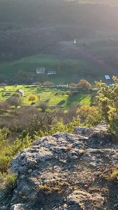 Село Камышлы — одно из самых затаённых и живописных мест в Севастополе, расположилось в окружении пушистых холмов