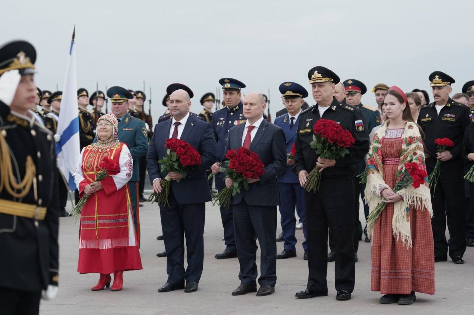 Губернатор Севастополя вместе с общественниками возложил цветы к памятнику 100-летия окончания Гражданской войны на Юге России Губернатор Севастополя вместе с общественниками возложил цветы к памятнику 100-летия окончания Гражданской войны на Юге России