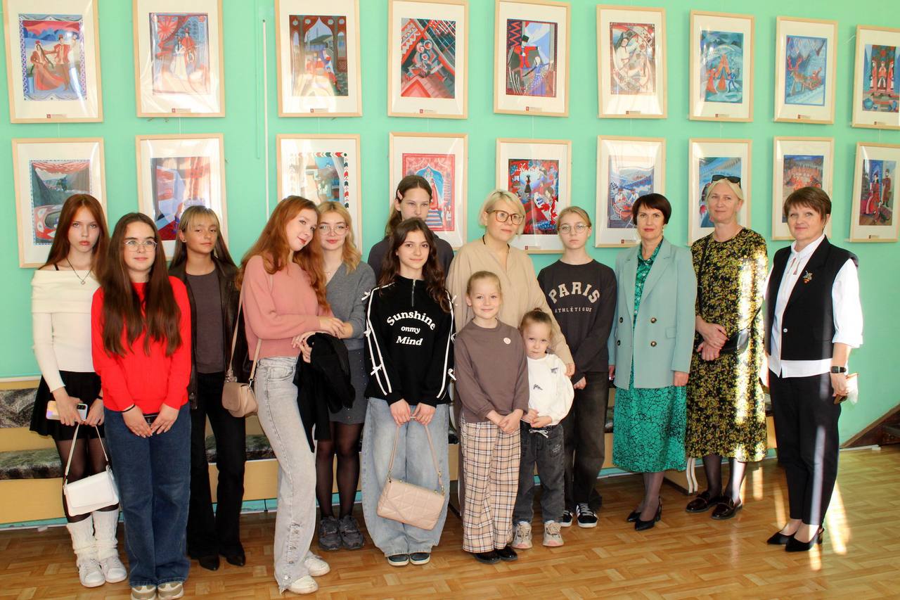 Игорь Михеев: В Центральной городской детской библиотеке им. А. Гайдара открылась выставка детских рисунков «Моя семья – моя Россия» Игорь Михеев: В Центральной городской детской библиотеке им. А. Гайдара открылась выставка детских рисунков «Моя семья – моя Россия»