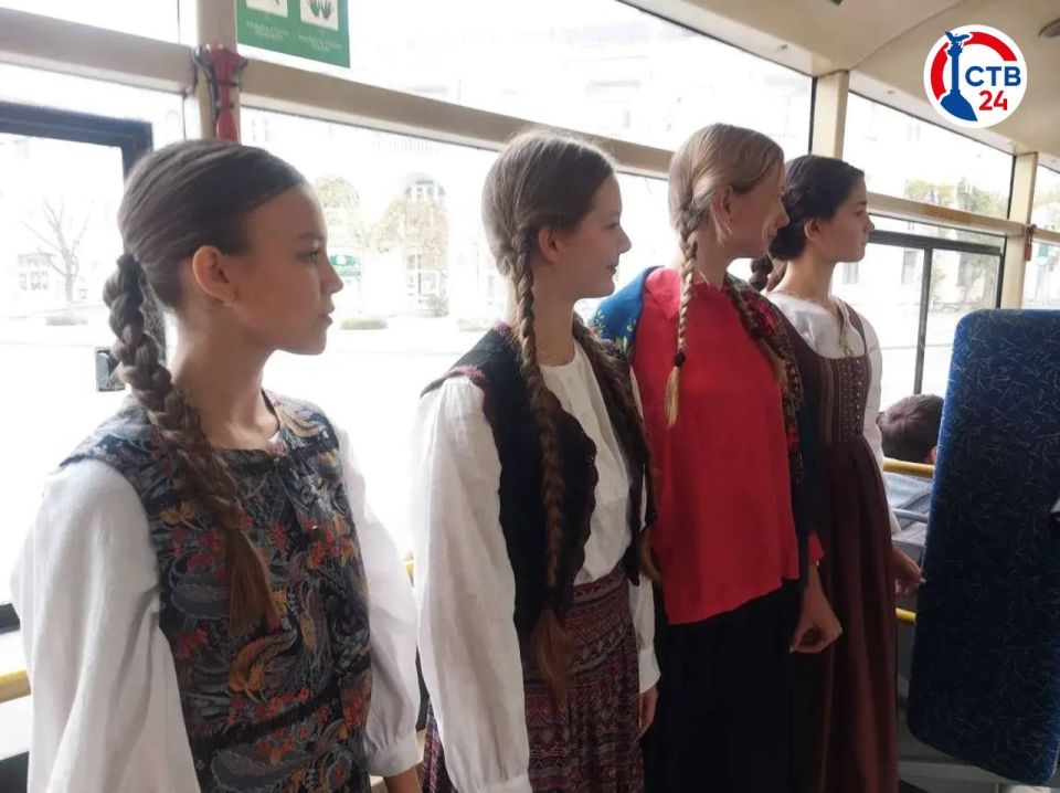 В День народного единства по улицам Севастополя едет праздничный троллейбус-лекторий В День народного единства по улицам Севастополя едет праздничный троллейбус-лекторий