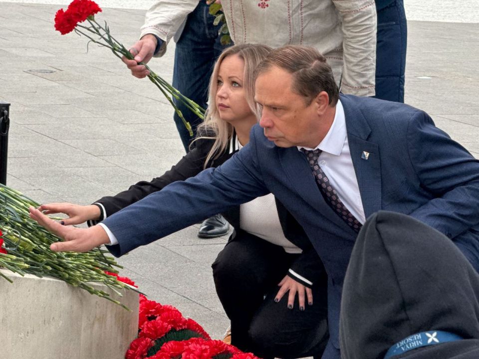 Александр Кулагин: Стало уже доброй традицией в День народного единства возлагать цветы к памятнику Примирения, в основании постамента которого начертаны слова: "Мы единый народ и Россия у нас одна" Александр Кулагин: Стало уже доброй традицией в День народного единства возлагать цветы к памятнику Примирения, в основании постамента которого начертаны слова: "Мы единый народ и Россия у нас одна"