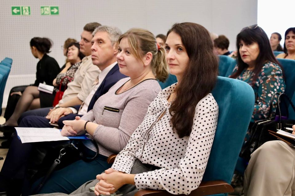 Севастополь объединил почти 500 педагогов для обмена опытом в сфере воспитания и образования Севастополь объединил почти 500 педагогов для обмена опытом в сфере воспитания и образования