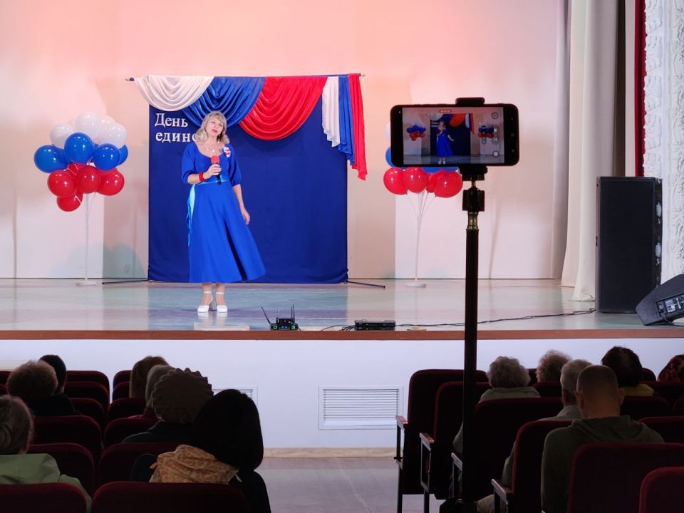 Александр Кулагин: В селе Верхнесадовом проходит концерт, посвящённый Дню народного единства Александр Кулагин: В селе Верхнесадовом проходит концерт, посвящённый Дню народного единства