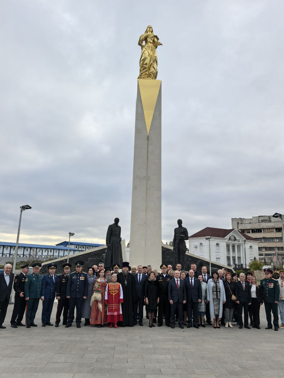 Александр Кулагин: Стало уже доброй традицией в День народного единства возлагать цветы к памятнику Примирения, в основании постамента которого начертаны слова: "Мы единый народ и Россия у нас одна"