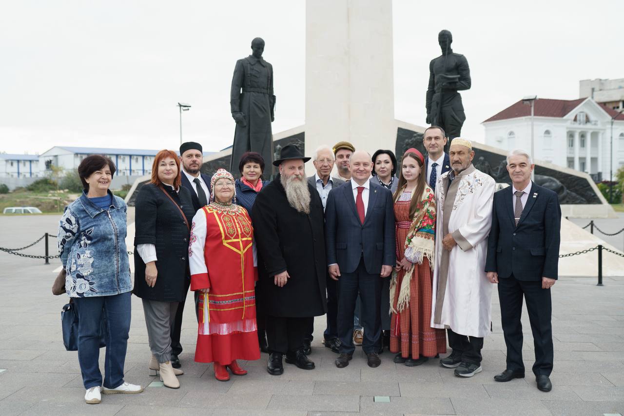 Губернатор Севастополя вместе с общественниками возложил цветы к памятнику 100-летия окончания Гражданской войны на Юге России Губернатор Севастополя вместе с общественниками возложил цветы к памятнику 100-летия окончания Гражданской войны на Юге России