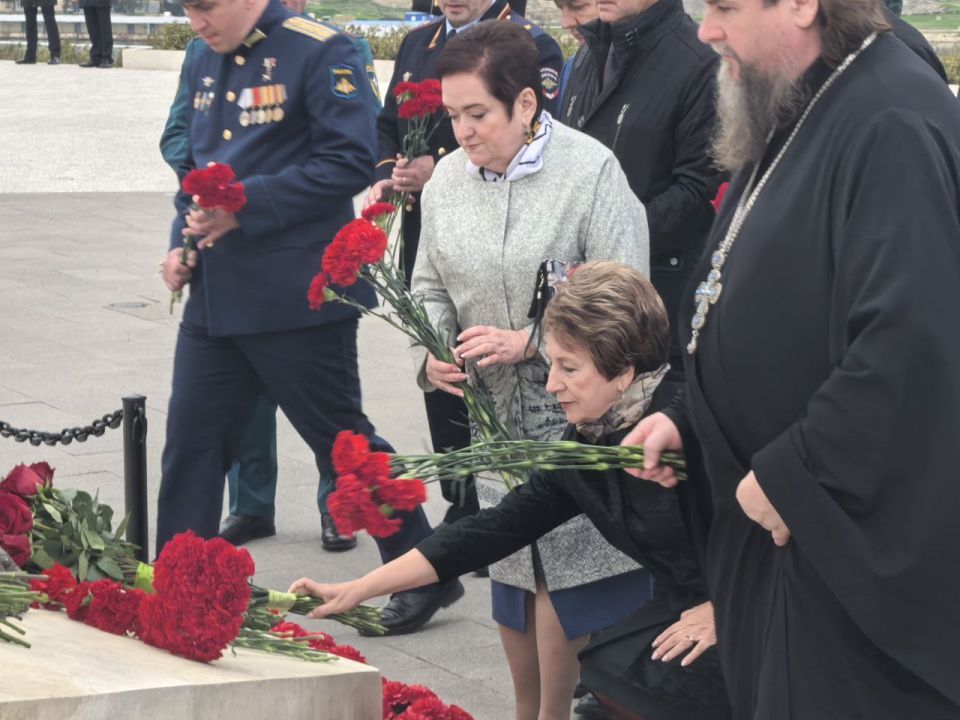 Екатерина Алтабаева: Праздничные торжества в Севастополе начались с возложения цветов и венков к стеле памятника «Сыновьям России, воевавшим в Гражданскую войну» Екатерина Алтабаева: Праздничные торжества в Севастополе начались с возложения цветов и венков к стеле памятника «Сыновьям России, воевавшим в Гражданскую войну»